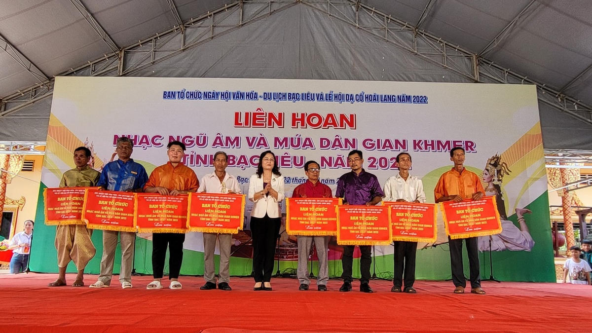 Phó bí thư thường trực Tỉnh uỷ Bạc Liêu Lê Thị Ái Nam trao cờ lưu niệm cho các đội tham gia Liên hoan.
