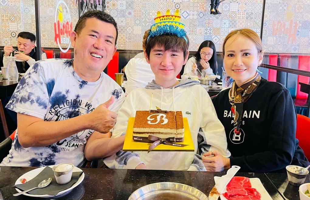 Danh hài Nhật Cường còn tiết lộ thêm, anh và bà xã luôn gọi nhau là bạn, đến khi có con vẫn giữ cách xưng hô ấy để mối quan hệ trong gia đình không có khoảng cách.