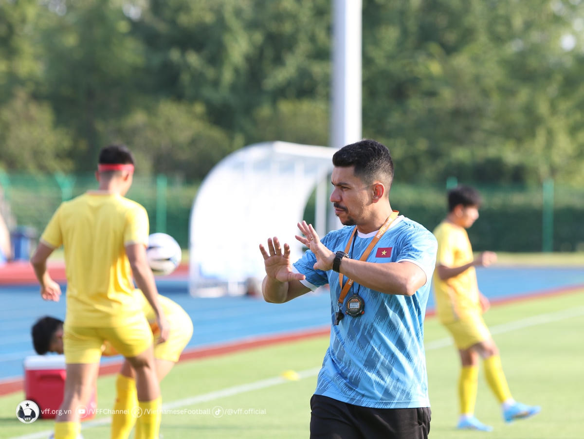 Chuyên gia thể lực Jose Brandi Regato Neto hướng dẫn các cầu thủ tập luyện. Ảnh: VFF.