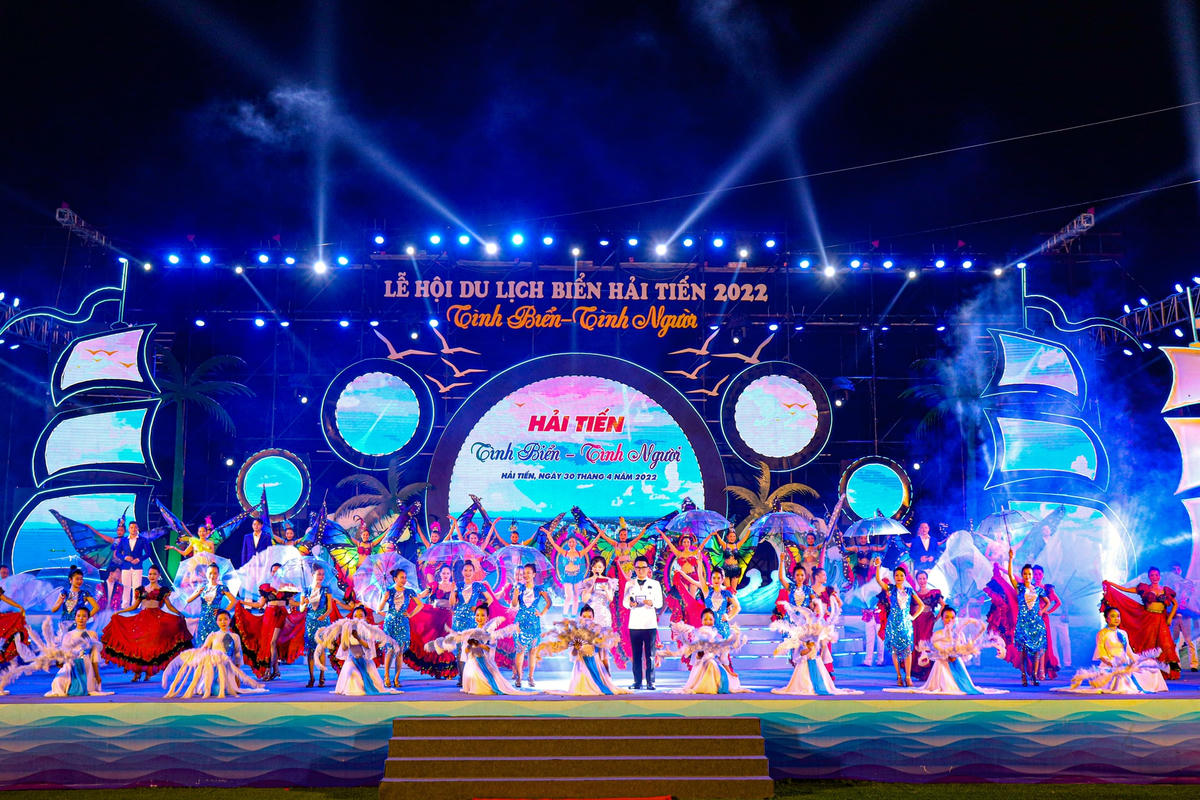 Hải Tiến, một bãi biển hoang sơ, thơ mộng đang thay đổi từng ngày để nâng cao chất lượng phục vụ, đón tiếp du khách về nghỉ dưỡng.