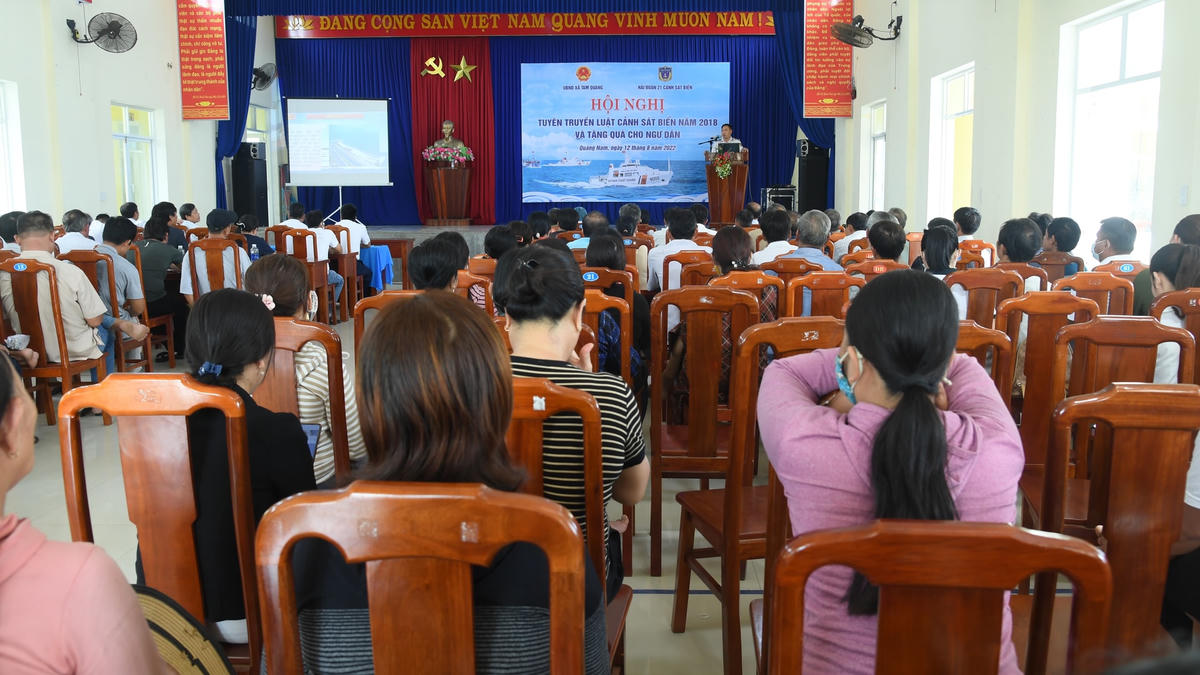 Quang cảnh buổi tuyên truyền Luật cảnh sát biển.