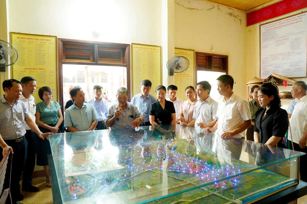 Trong ngày ra mắt Nhà văn hoá cộng đồng - ngôi nhà trí tuệ, đông đảo bà con nhân dân thôn Trung Tiến đều hưởng ứng, thể hiện sự vui mừng, phấn khởi xen lẫn tự hào khi được trải nghiệm, tham quan, vui chơi. 