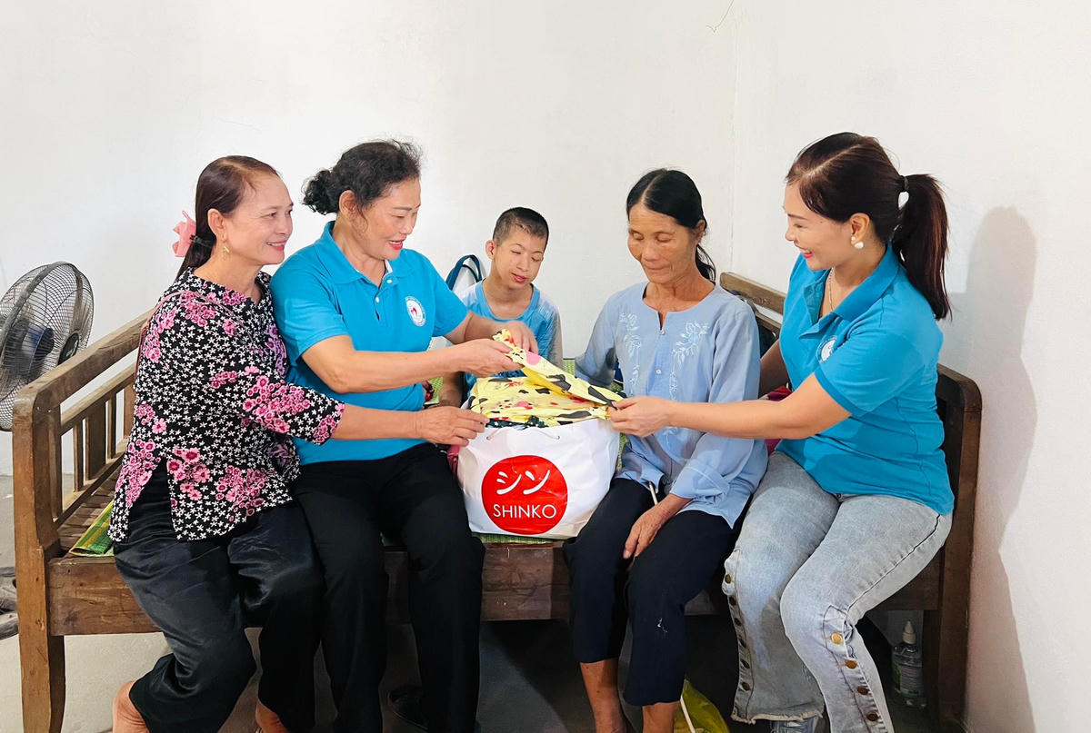 Ngoài hỗ trợ tu sửa nhà, Hội thiện nguyện Vòng tay nhân ái còn trao những món quà thiết yếu cho gia đình bà Trần Thị Hoa.