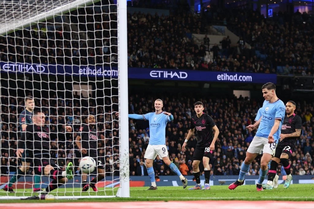 Có ba bàn thắng và cầm chắc chiến thắng nhưng Man City không dừng lại. Phút 62, Alvarez đệm bóng cận thành ghi bàn sau đường kiến tạo thuận lợi của De Bruyne. Ảnh: GI.