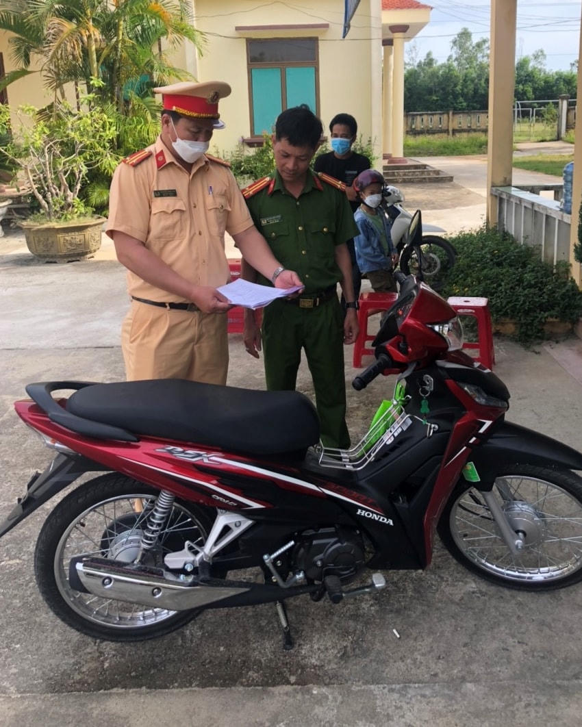 Lực lượng Công an xã Tam Thái kiểm tra cấp biển số xe máy..