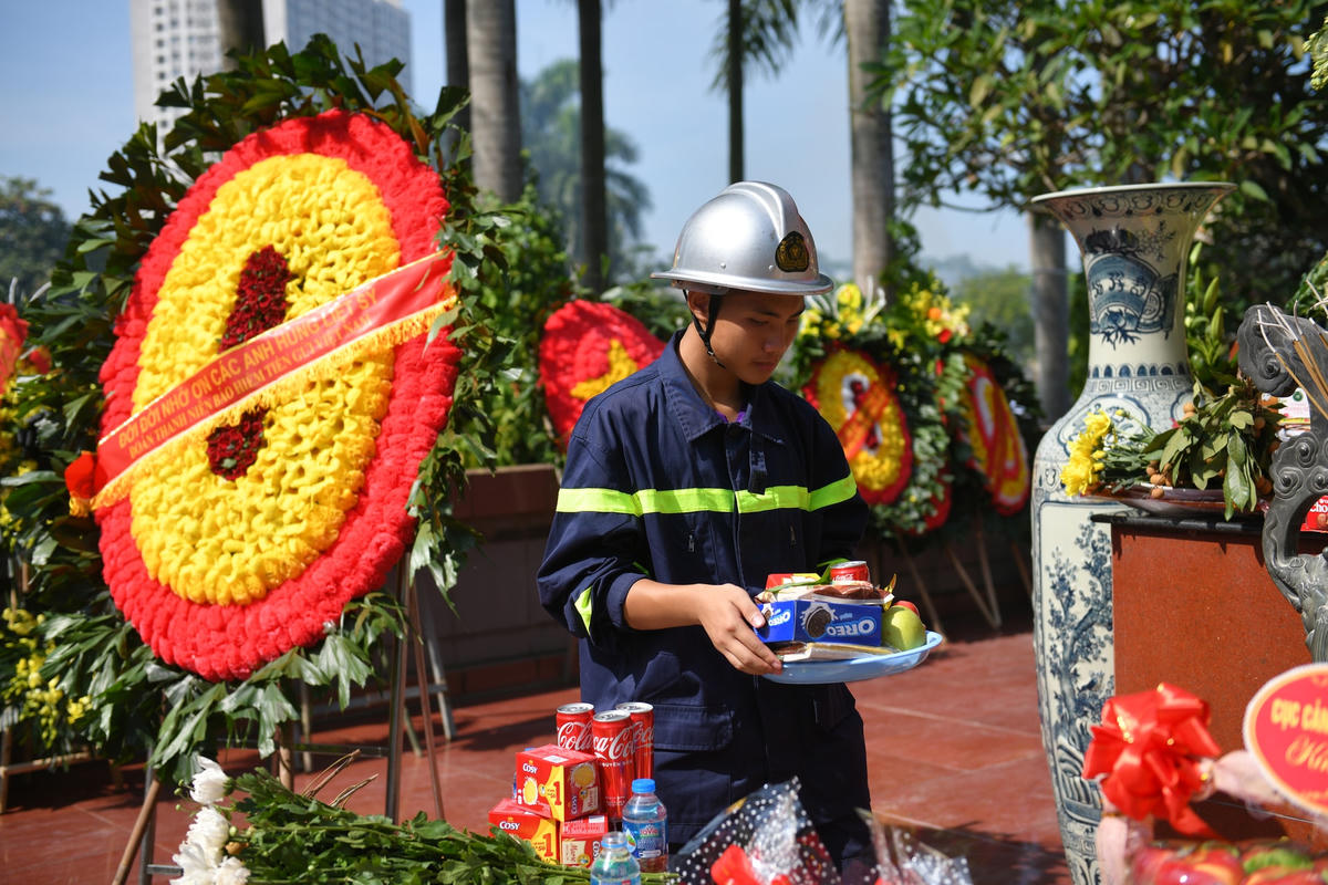 Hương, hoa được những chiến sĩ PCCC chuẩn bị chu đáo.
