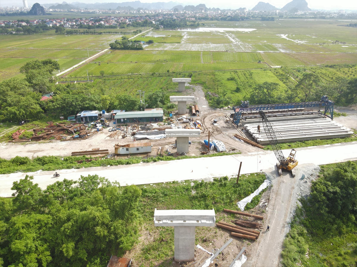  Bên phía huyện Hoa Lư (Ninh Bình) hiện việc giải phóng mặt bằng rất chậm. Mặc dù đã xây dựng một số trụ cầu nhưng theo quan sát, phía đường dẫn kết nối với QL1A, đường 38B chưa được thực hiện.