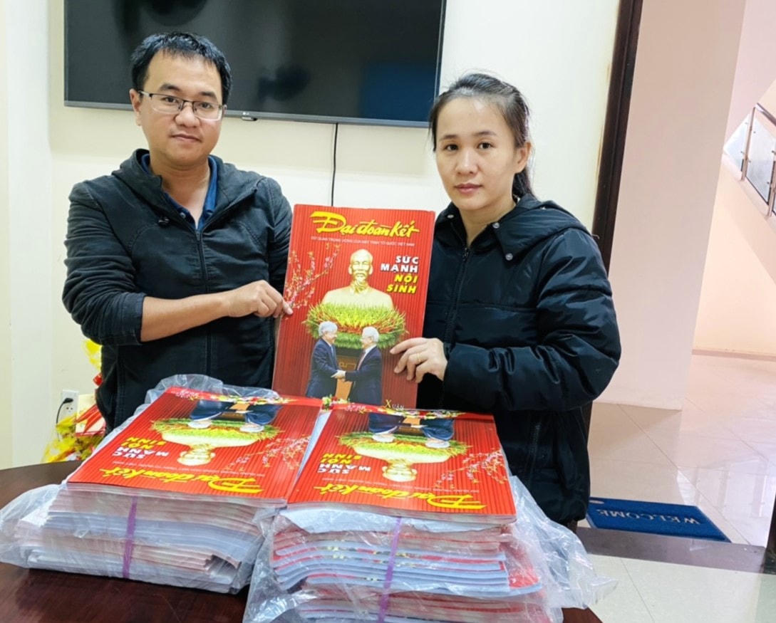 Trao tặng Báo Xuân Đại Đoàn Kết cho Văn phòng UBND huyện Núi Thành.
