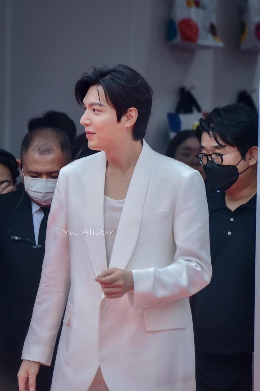 Lee Min Ho được nhận xét tăng cân đáng kể. Nhiều fan nhận xét, nói anh từ người thừa kế trở thành ông chú trung niên.