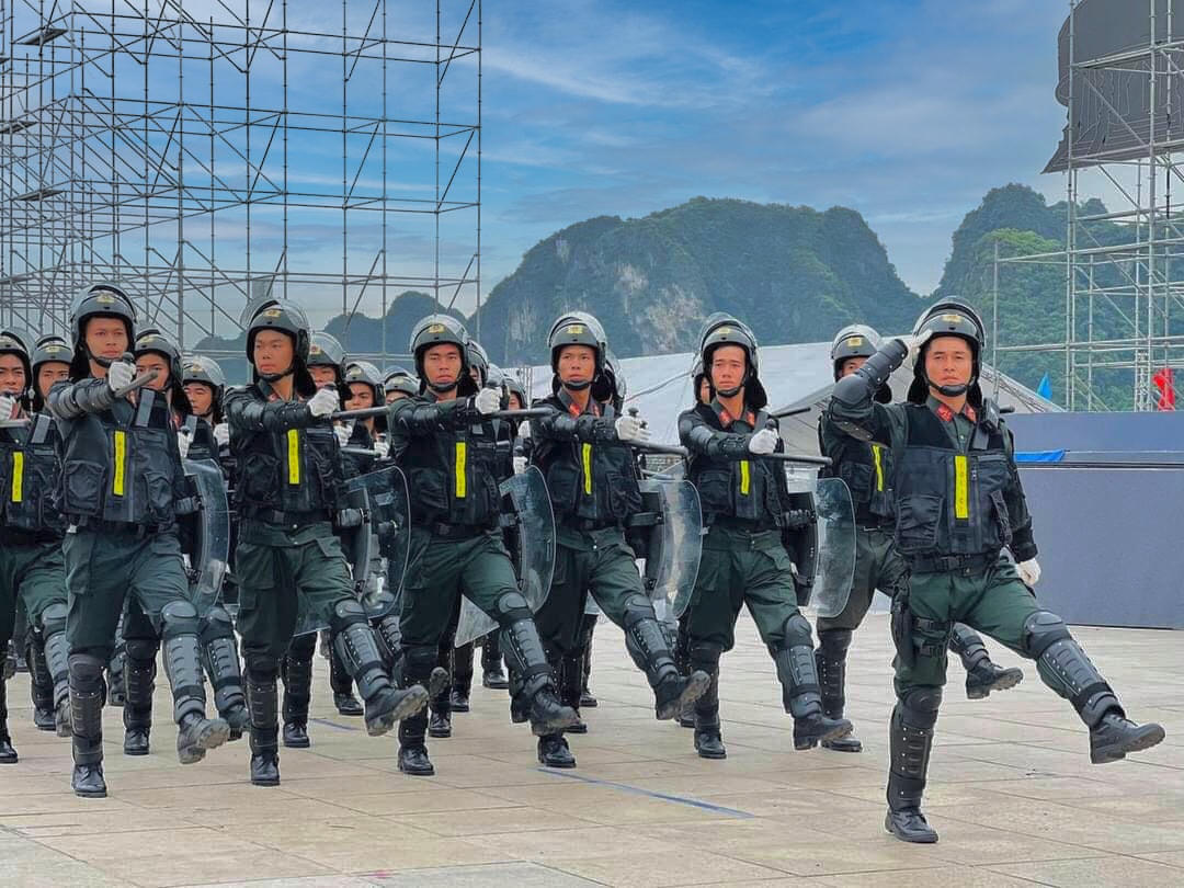 Đội hình diễu binh, diễu hành cần di chuyển theo khối thống nhất, đảm bảo các yếu tố về trang phục, cự ly, đồng thời thể hiện tinh thần vui tươi, phấn khởi.