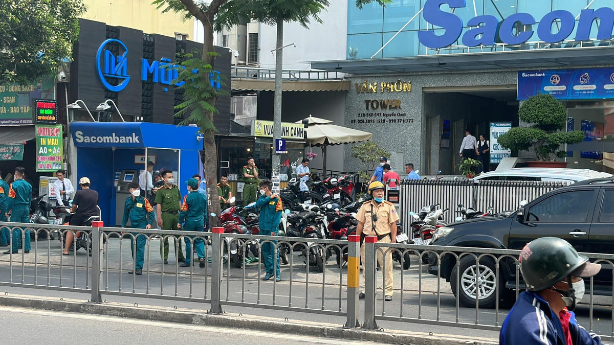 Lực lượng CSGT và cơ quan chức năng phong tỏa, phân luồng giao thông đảm bảo an ninh, trật tự, an toàn giao thông tại khu vực khám xét tại trụ sở F88 tại quận Gò Vấp, TP HCM. (Ảnh: CTV)