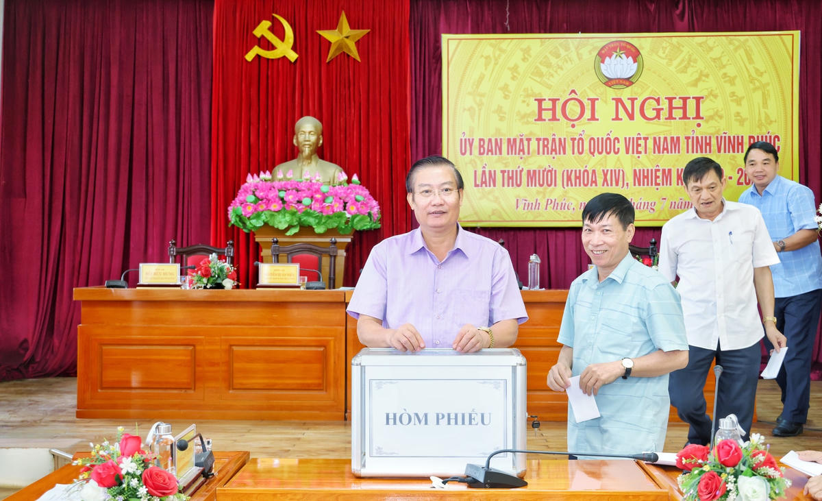 Các đại biểu thực hiện quy trình lấy phiếu tín nhiệm các chức danh lãnh đạo Ủy ban MTTQ tỉnh Vĩnh Phúc.