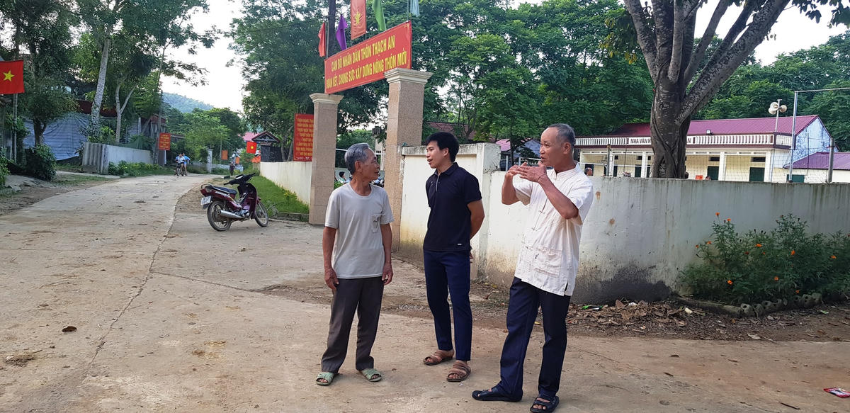 Ông Bàn Văn Phòng (ngoài cùng bên phải) chia sẻ về kinh nghiệm vận động bà con người Dao hiến đất xây dựng nông thôn mới.