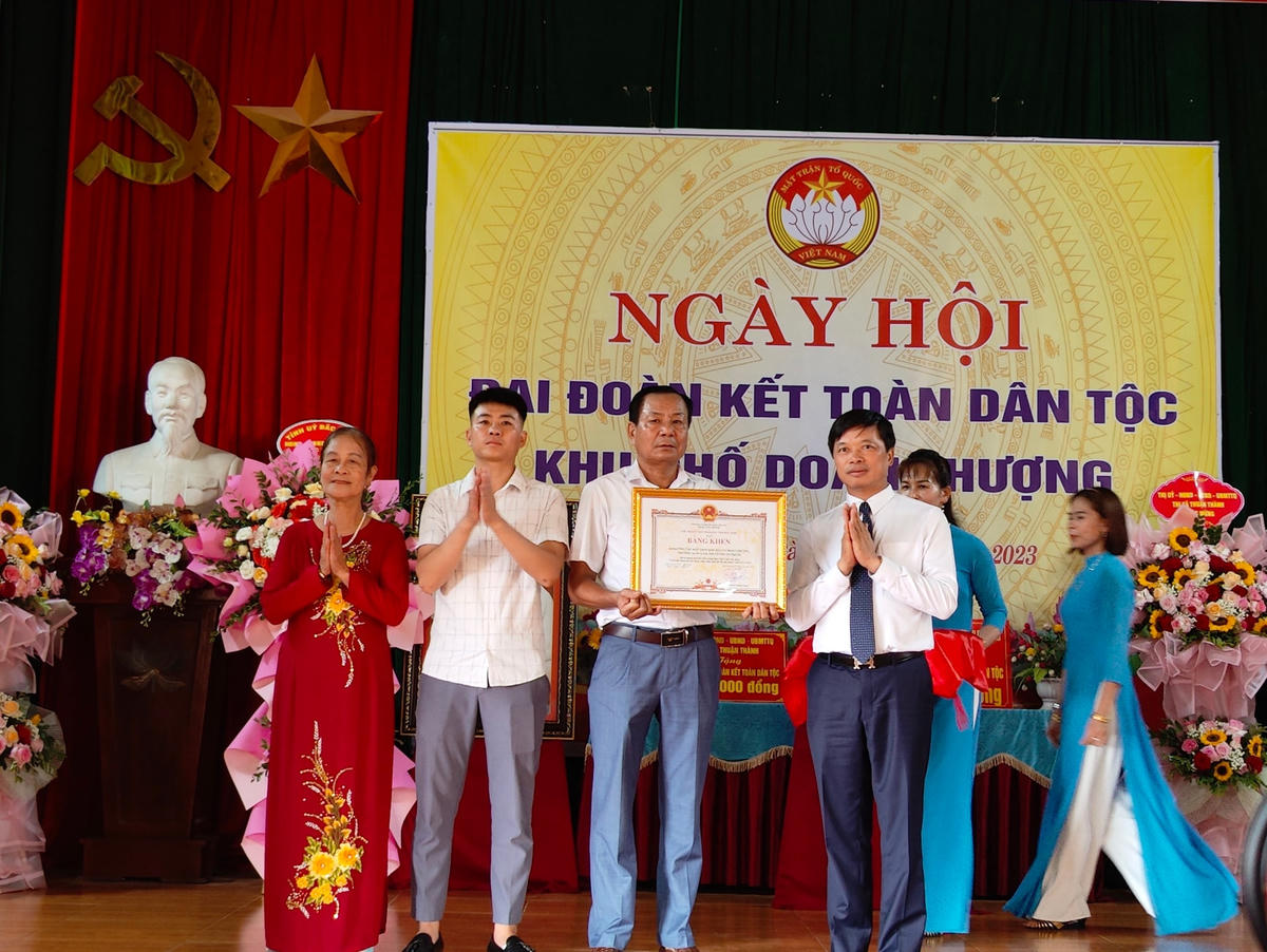 Phó Chủ tịch UBND tỉnh Bắc Ninh Đào Quang Khải trao Bằng khen của Chủ tịch UBND tỉnh cho Ban Công tác Mặt trận khu phố Doãn Thượng.
