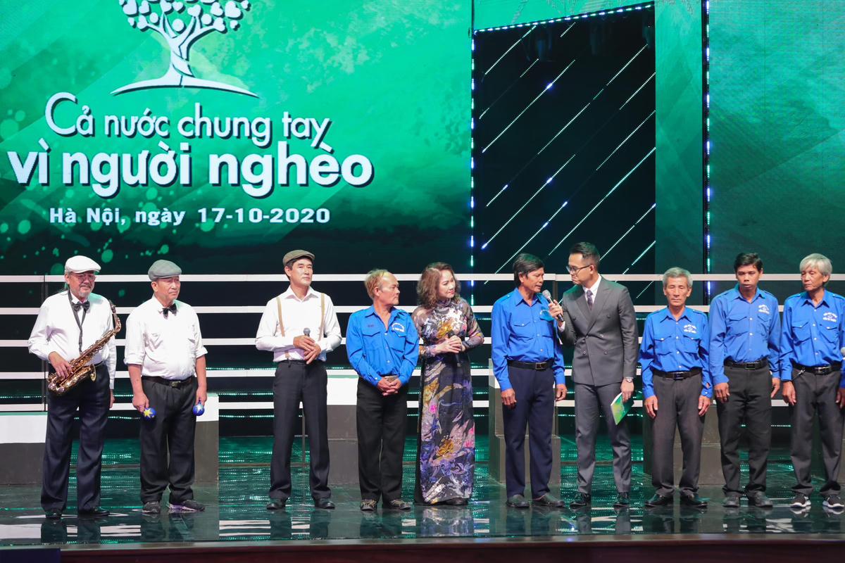 Những lão nông xây cầu ở Cái Bè, Tiền Giang trên sân khấu của Chương trình “Cả nước chung tay Vì người nghèo” năm 2020. Ảnh: Quang Vinh.