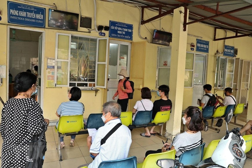 Người dân đi khám bệnh tại Bệnh viện đa khoa Đống Đa (Hà Nội). (Ảnh: TL).