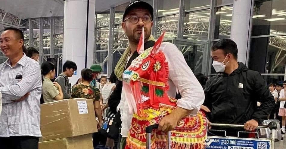 Ông Arnaul Arnaud với con ngựa giấy ở Sân bay Nội Bài.