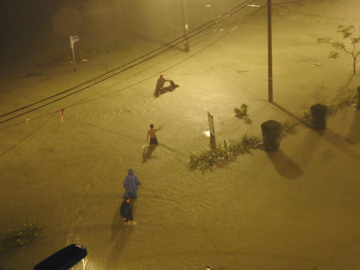 Nước dâng nhanh tại khu vực dân cư của quận Liên Chiểu (Đà Nẵng) đêm 14/10/2022. Ảnh: Thanh Tùng.