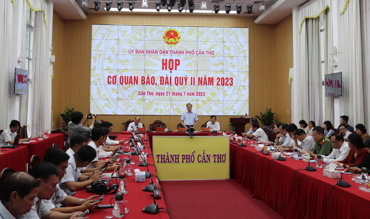 Quang cảnh phát biểu buổi họp báo.