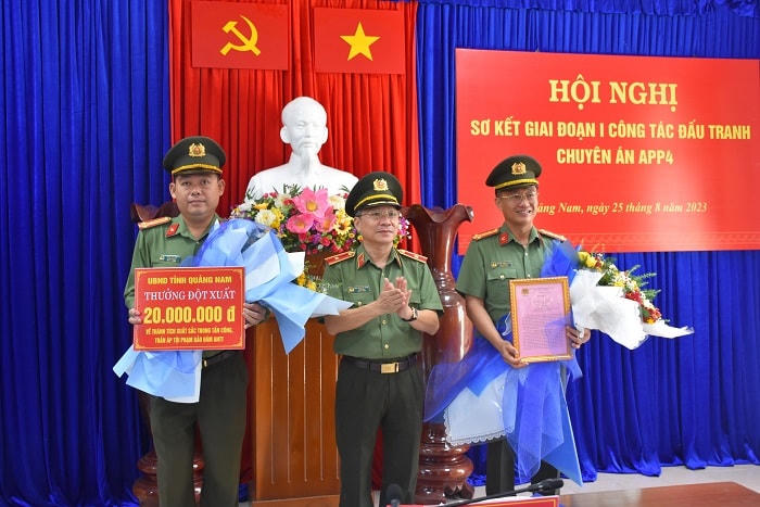 Trao Thư khen của Bộ Công an và thưởng đột xuất 20 triệu đồng của UBND tỉnh cho Ban chuyên án.