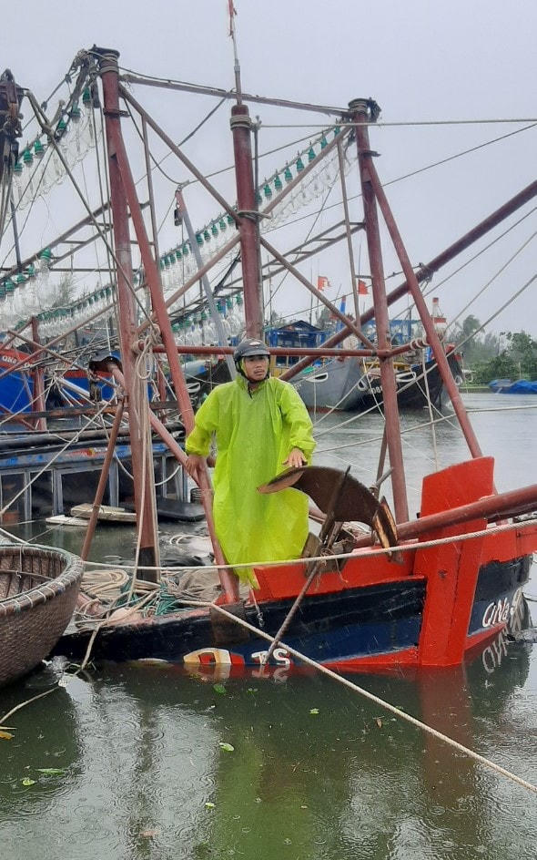 Sóng đánh chìm tàu cá ở Quảng Nam.