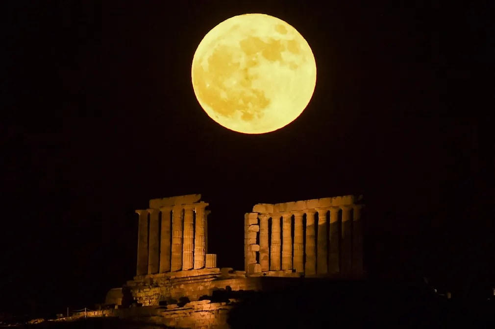 Ngôi đền cổ Poseidon ở Cape Sounion, cách Athens, Hy Lạp khoảng 40 dặm về phía nam. Ảnh: Angelos Tzortzinis / AFP / Getty ImagesFacebookTwitter.