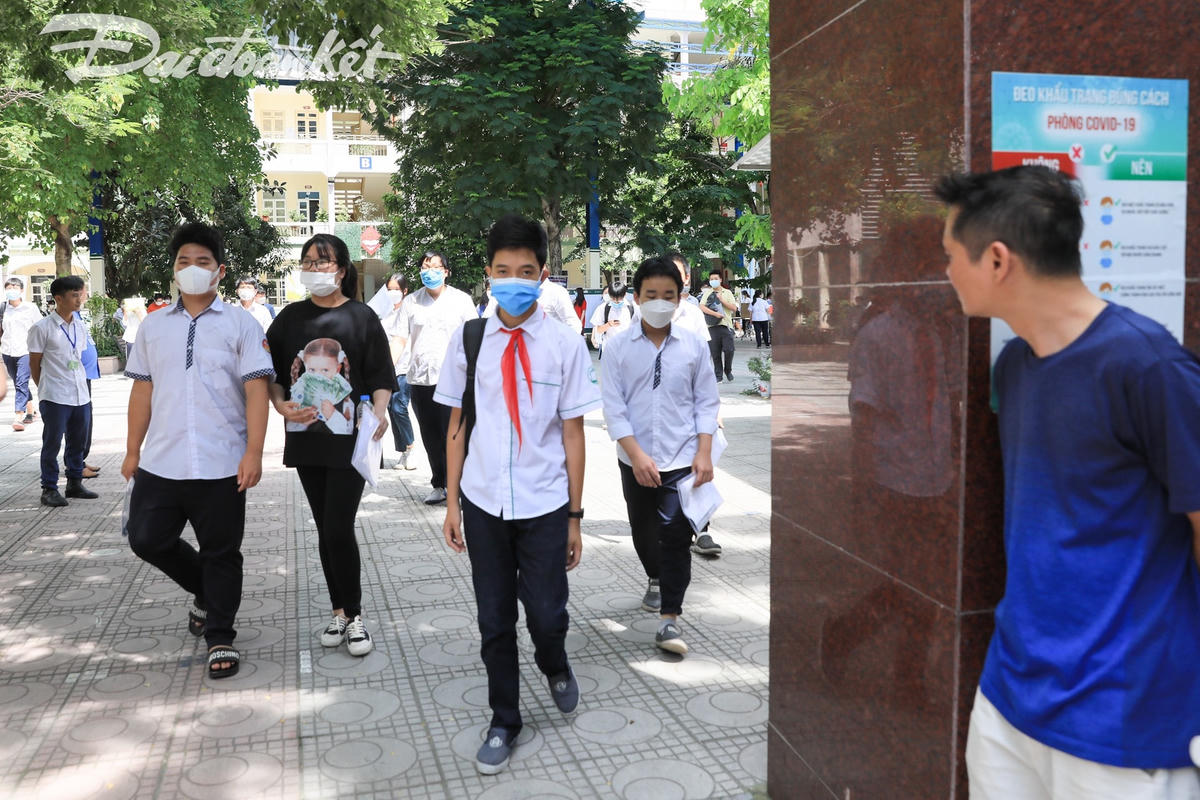 Muôn kiểu vui mừng của phụ huynh, học sinh sau khi kết thúc bài thi Ngữ văn vào 10