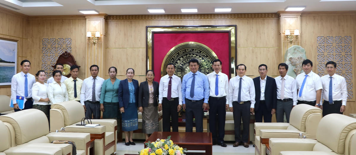 Đoàn công tác của Ủy ban Mặt trận Lào xây dựng đất nước tỉnh Attapư đã đến chào xã giao lãnh đạo tỉnh Quảng Ngãi.