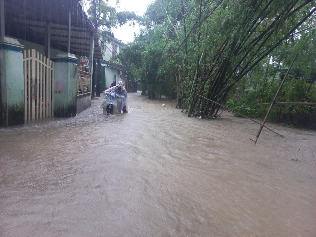 Nhiều phương tiện bị chết máy do đi qua tuyến đường ngập nước. Ảnh: Phúc Khang
