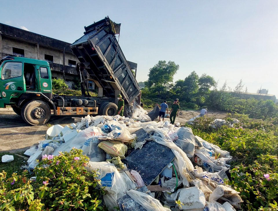 Lực lượng chức năng phát hiện xe tải mang rác thải xây dựng đổ ra môi trường.