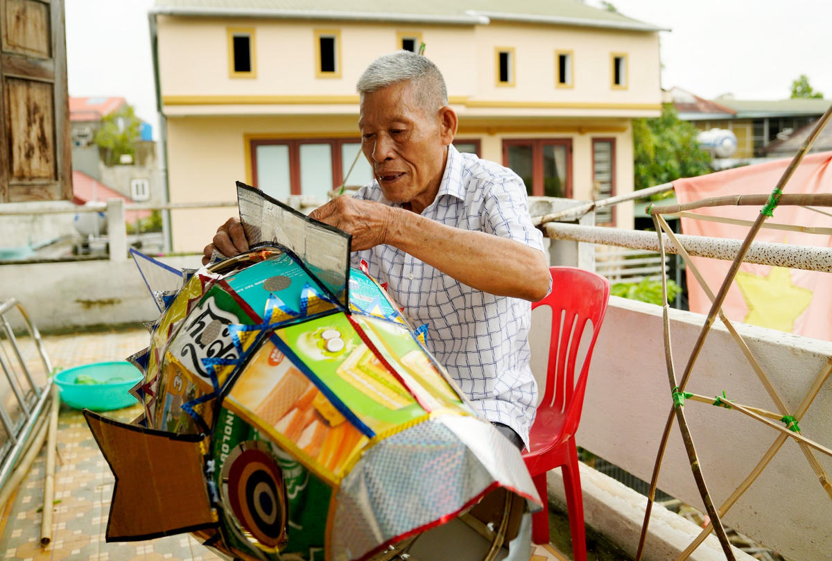 Mỗi ngày ông làm tới 10-12 tiếng đồng hồ, có khi mải miết quên cả ăn trưa. Vì làm một mình nên một ngày ông chỉ làm được 2-3 chiếc đèn ông sao cỡ vừa.  