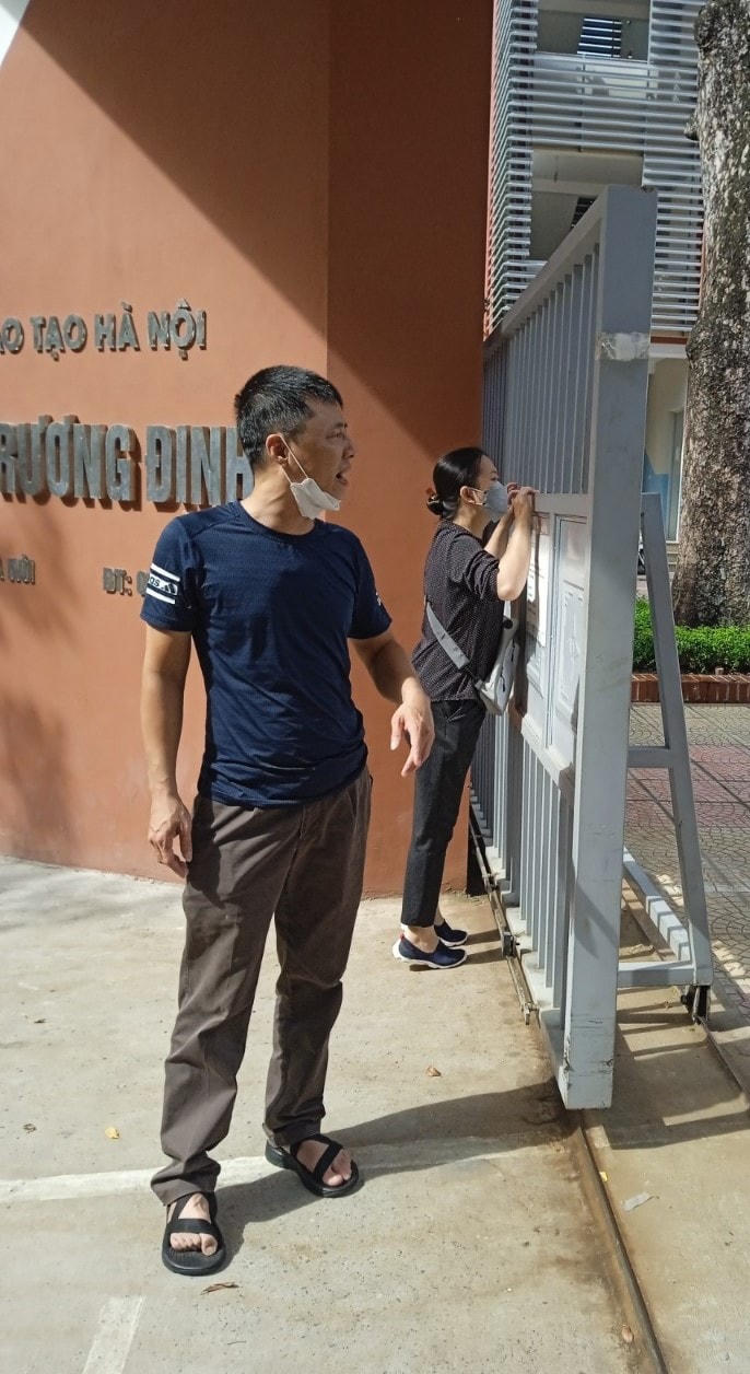 Phụ huynh ngóng khi vẫn chưa thấy con mình ra khỏi trường thi.