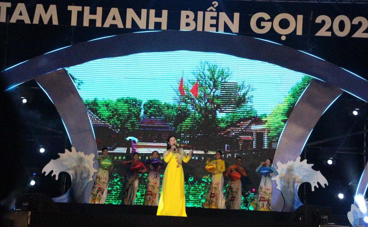 Một ca sĩ đang trình diễn bài hát về biển. 