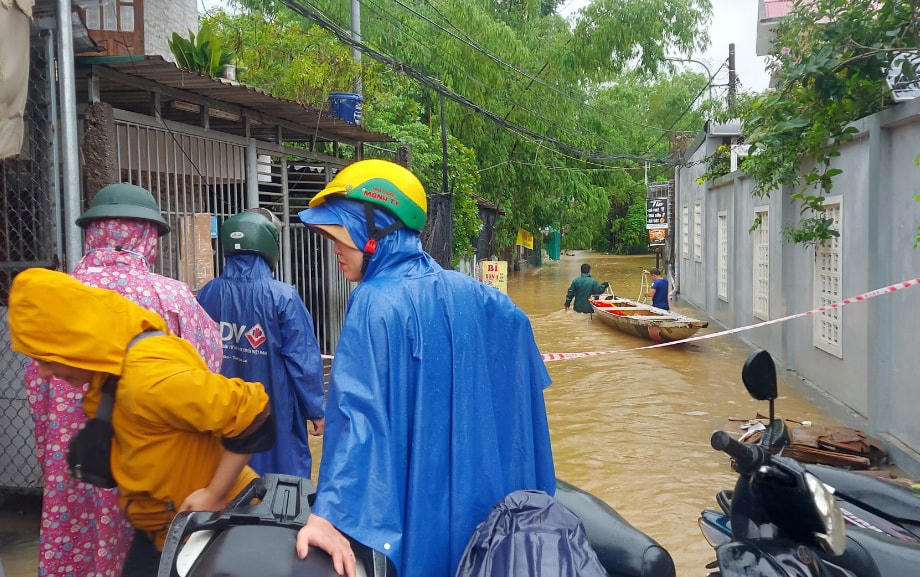 Để đảm bảo an toàn cho người dân, chính quyền địa phương đã tiến hành di dời nhiều người dân nằm trong khu vực bị ngập lụt đến nơi an toàn.