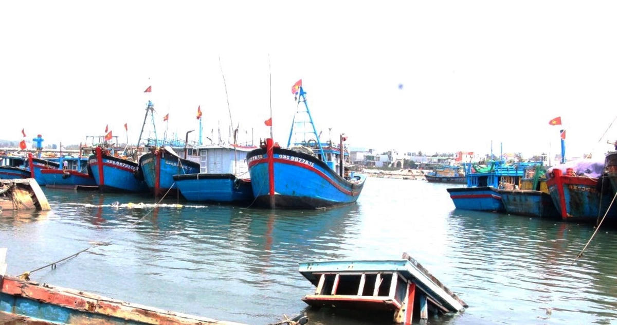 Tàu thuyền ra vào cảng cá Sa Huỳnh gặp nhiều khó khăn.