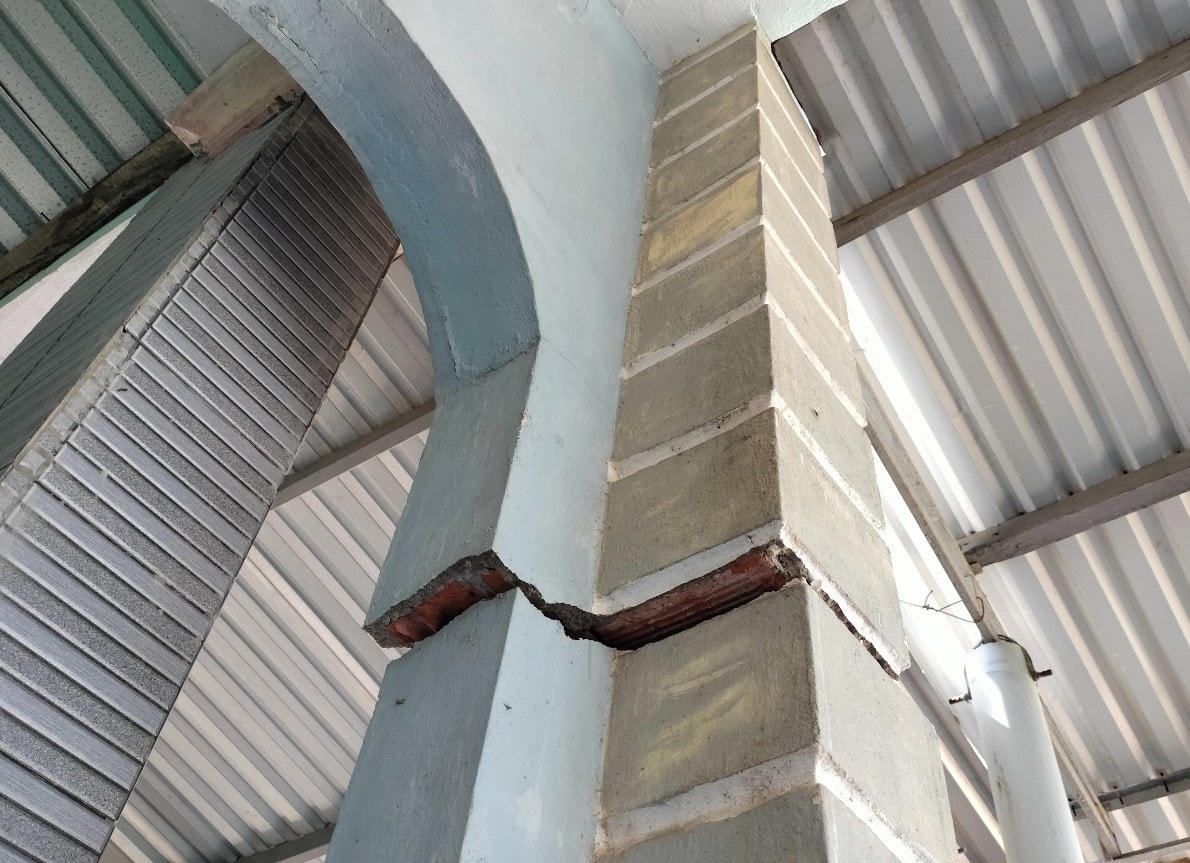 Nhiều vết nứt làm gãy trụ nhà của hộ dân.