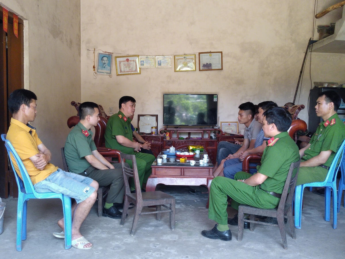 Công an huyện Ba Chẽ đến thăm, động viên gia đình có 2 cháu nhỏ tử vong do đuối nước. Ảnh: Công an tỉnh Quảng Ninh.