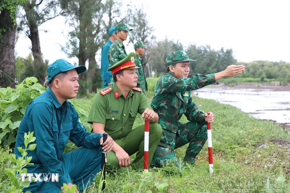 Để kịp thời phòng ngừa, phát hiện và xử lý tội phạm trên địa bàn biên giới biển, Bộ đội Biên phòng Tiền Giang thường xuyên phối hợp với các lực lượng Công an, Dân quân tự vệ tuần tra kiểm soát, kiểm soát địa bàn, tháng 5/2024. (Ảnh: Hữu Chí/TTXVN)