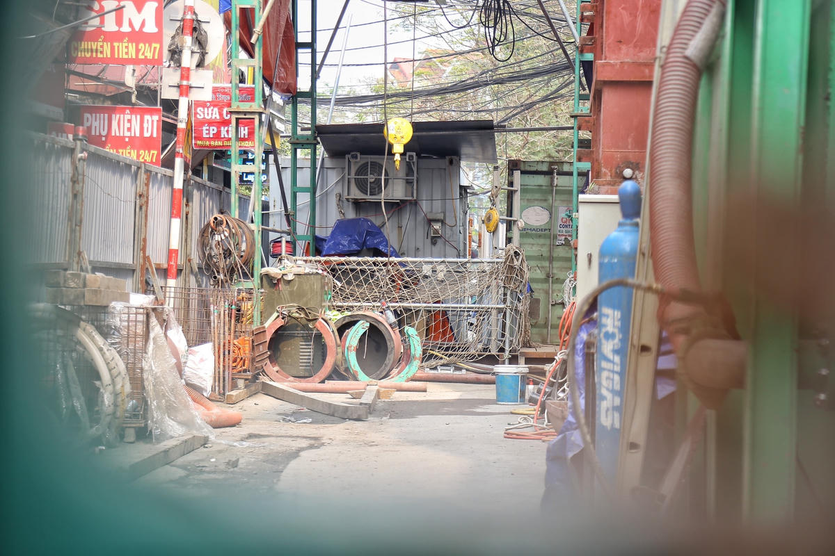 Có thể thấy rằng, việc rào chắn lòng đường ảnh hưởng rất lớn đến cuộc sống của người dân. Nhiều người gặp khó khăn khi không thể kinh doanh mà vẫn phải trả tiền thuê nhà.