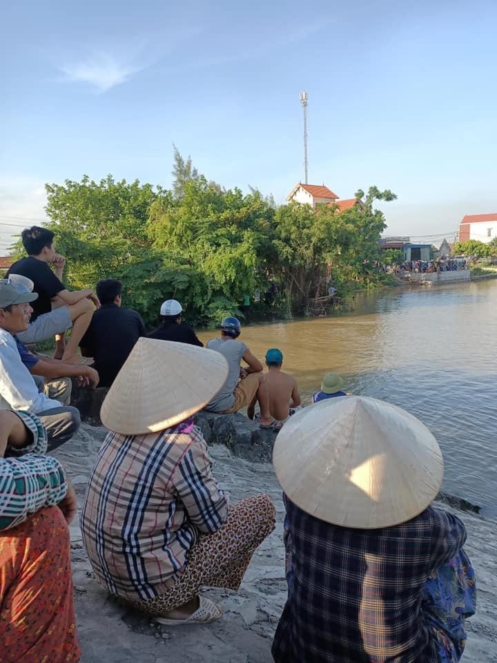 Người dân địa phương trông chờ kết quả tìm kiếm.