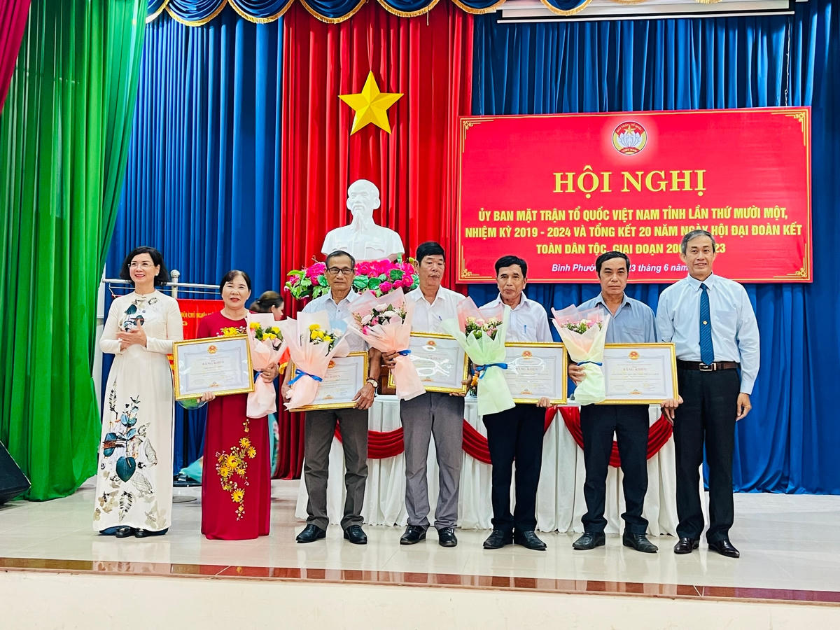 Nhiều tập thể, cá nhân nhận bằng khen của UBND tỉnh Bình Phước.