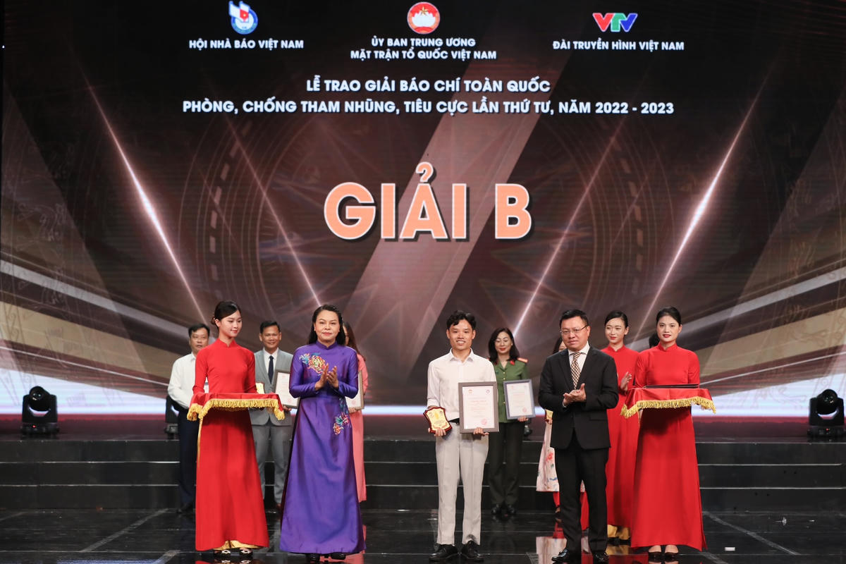 Tôn vinh kịp thời những người làm báo có tinh thần dấn thân chống tham nhũng, tiêu cực