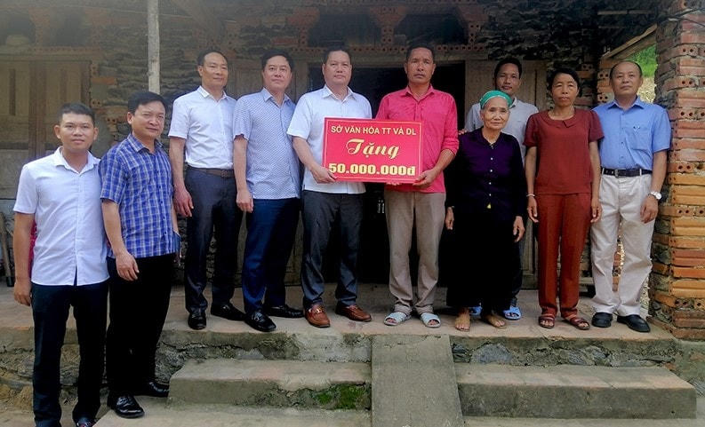 Ông Phạm Nguyên Hồng, Giám đốc Sở VH-TT-DL trao tặng 50 triệu đồng cho gia đình VĐV Cao Thị Duyên.