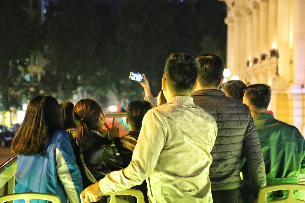 Cứ đi đến các địa điểm nổi tiếng của Hà Nội đoàn đại biểu ngay lập tức chụp ảnh lưu lại những bức ảnh đẹp nhất về Thủ đô ngàn năm văn hiến.