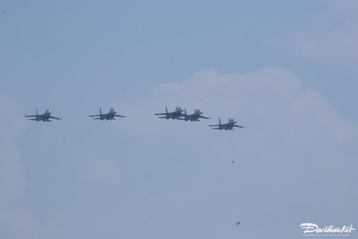 Bay biên đội 5 chiếc Su-30MK2 đội hình mũi tên là bài bay chính được các phi công tập luyện.