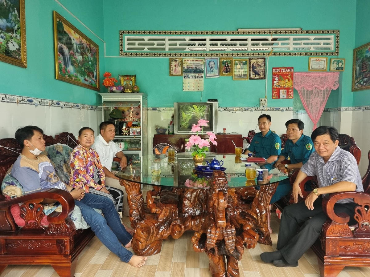 Hội đồng nghĩa vụ quân sự huyện Hồng Dân tỉnh Bạc Liêu đến thăm gia đình thành niên Nguyễn Văn Đỉnh ở ấp Trèm Trẹm, thị trấn Ngan Dừa.