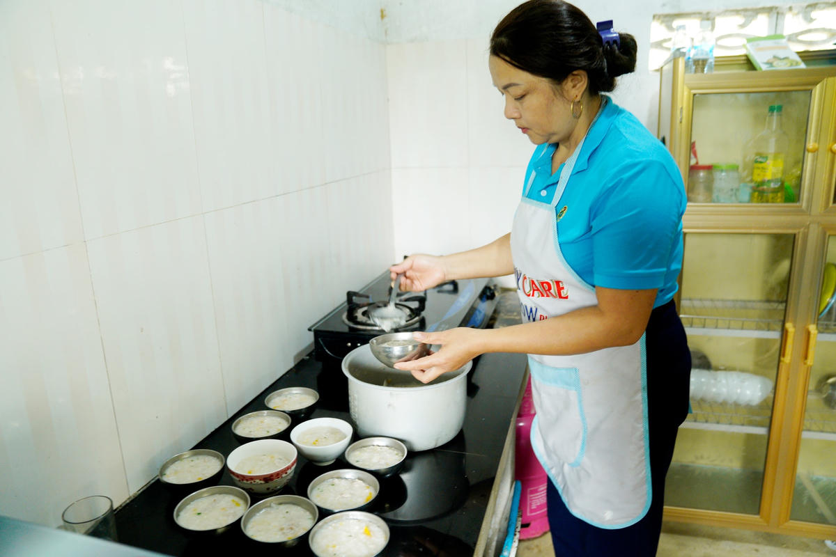 Trẻ em dân tộc Chứt ở Rào Tre được hỗ trợ tiền ăn bán trú mỗi ngày 16 nghìn đồng/em, riêng ăn sáng được tài trợ mỗi em 5 nghìn đồng/ngày. Các cô phải xin thêm quần áo, làm tất cả các loại hồ sơ, giấy tờ thay phụ huynh, từ giấy khai sinh, hộ khẩu, học bạ đến hồ sơ nhận tiền ăn…