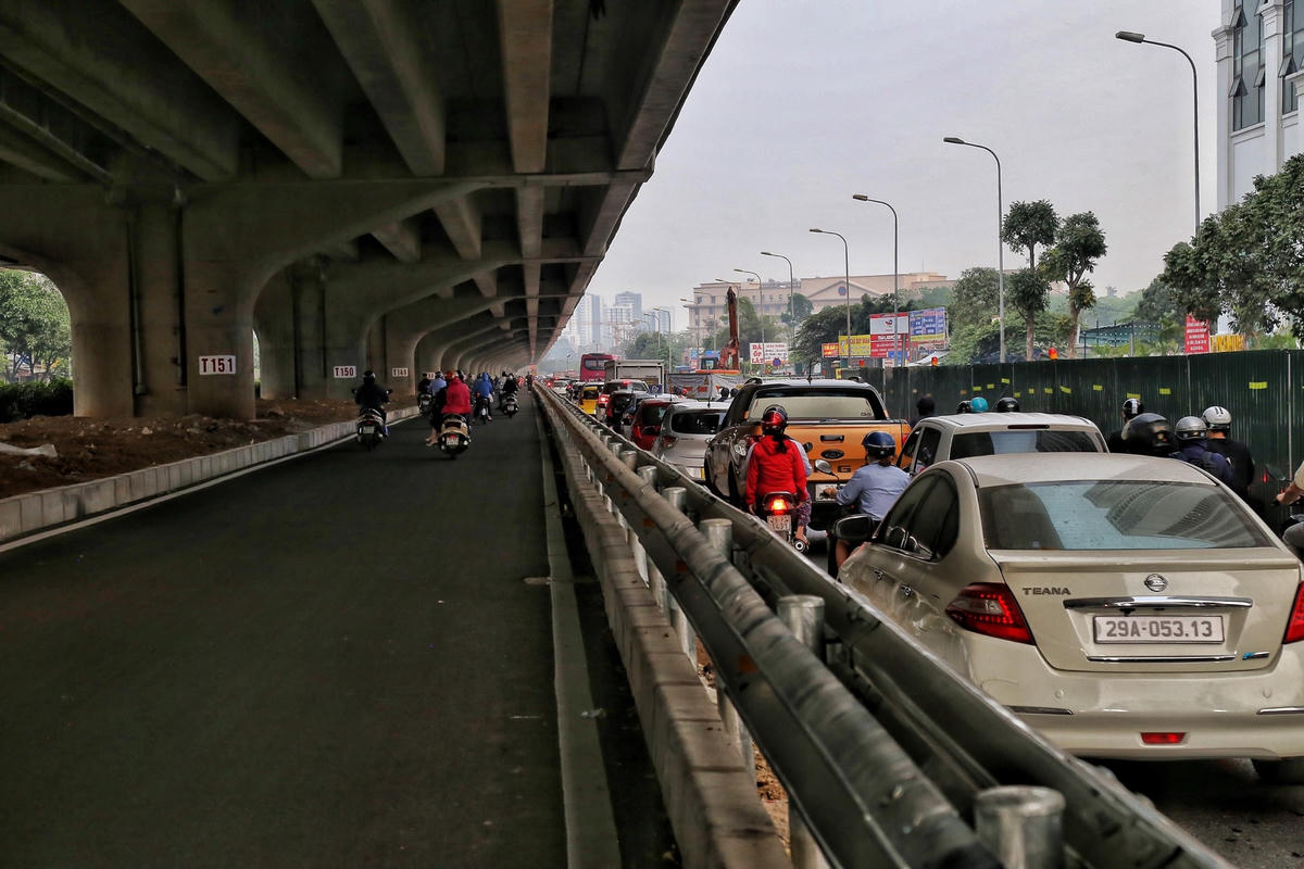 Theo người dân sinh sống gần tuyến đường phản ánh, làn đường này đã làm xong nửa tháng rồi nhưng vẫn chưa được đưa vào khai thác để giảm ùn tắc cho đường Nguyễn Xiển.