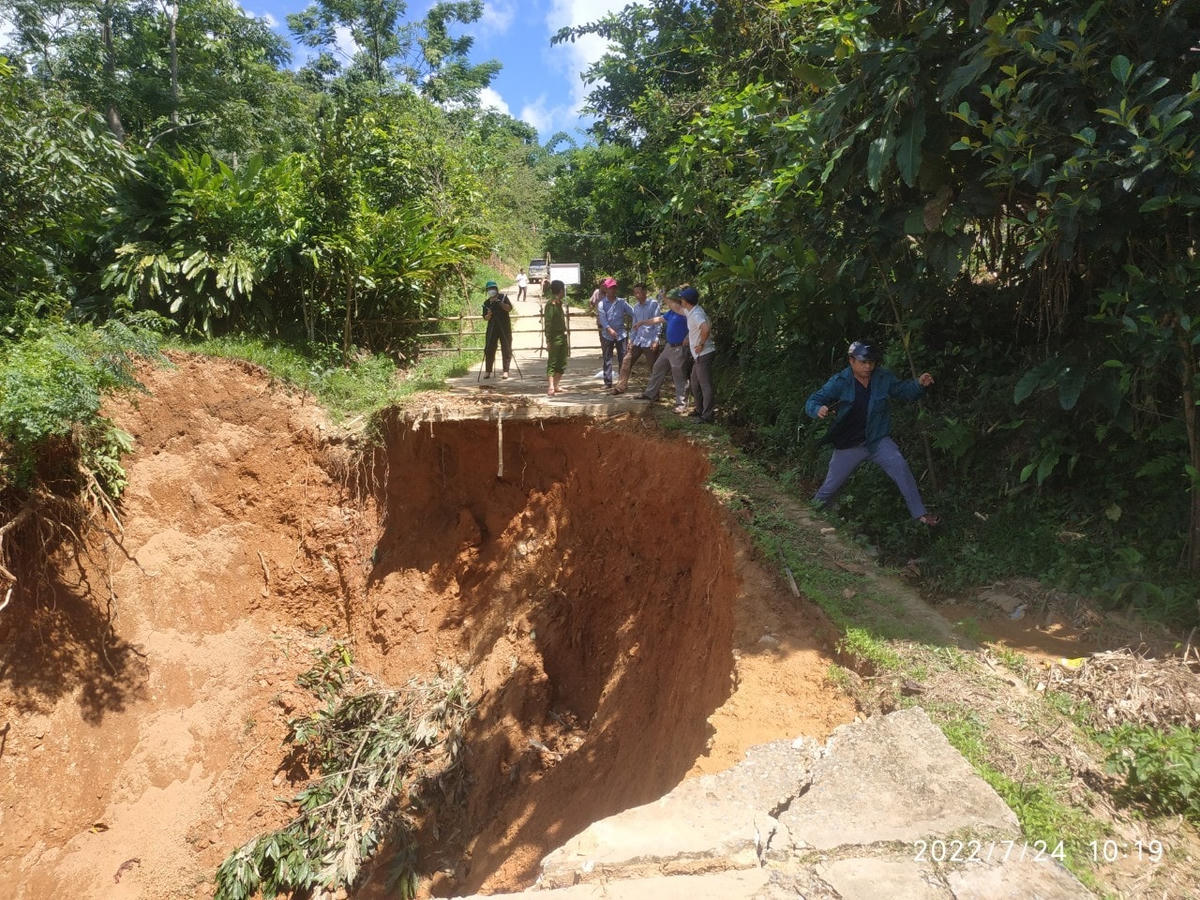 Tuyến đường vào bản Phia Khoáng bị gãy đôi, việc ra vào bản rất khó khăn. 