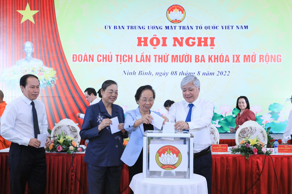 Đoàn Chủ tịch tiến hành bỏ phiếu tín nhiệm đối với các chức danh trong Ban Thường trực UBTƯ MTTQ Việt Nam khóa IX. Ảnh: Quang Vinh.